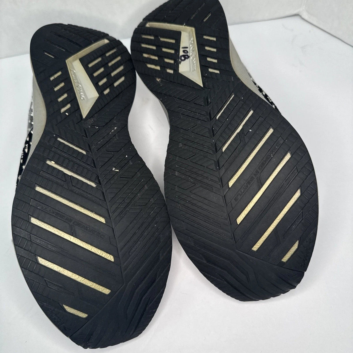 Brooks Levitate 5 Women’s 9 B Black Running Shoes 1203571B090 Heel Damage