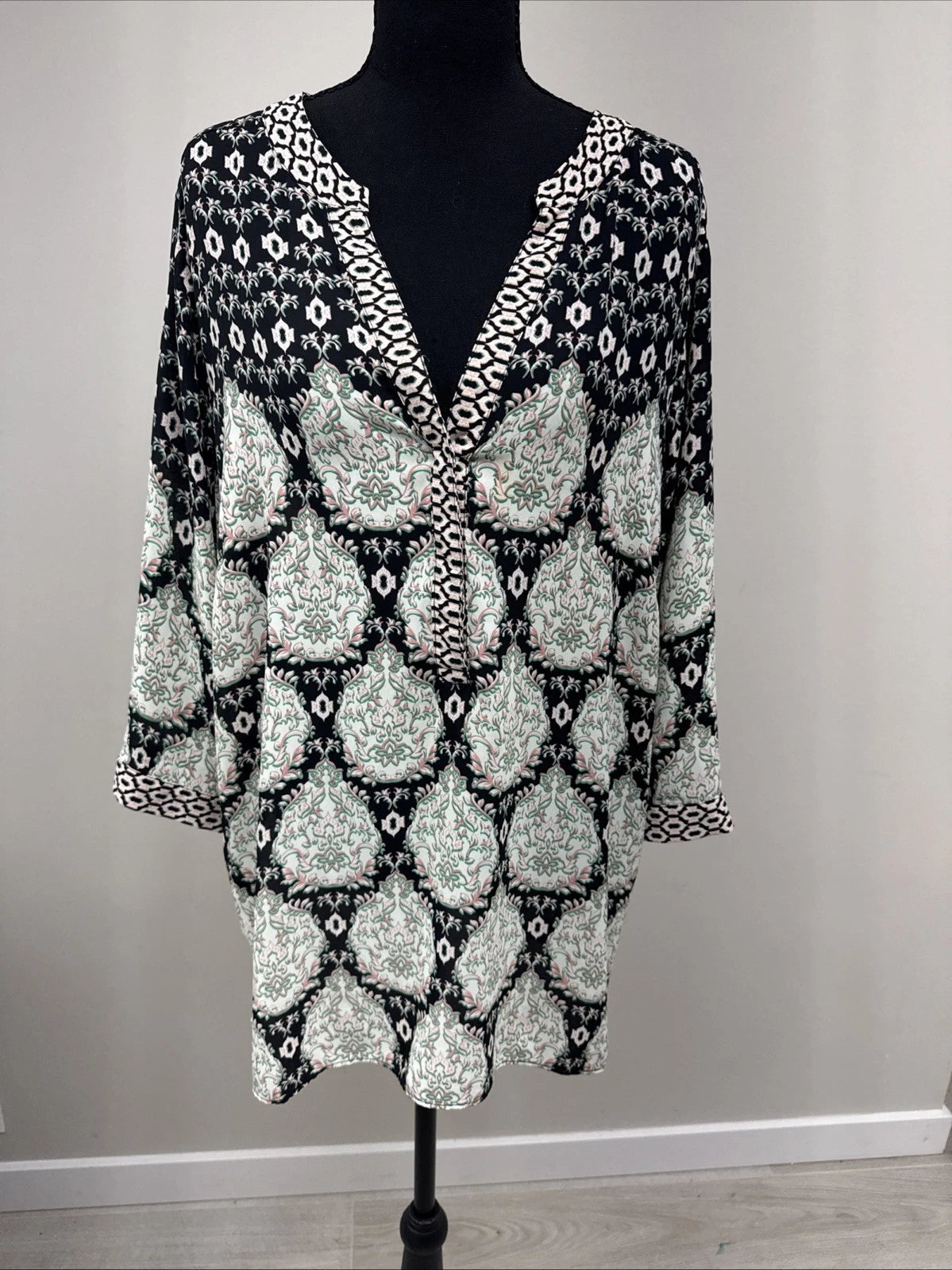Rose + Olive Boho Paisley Tunic Blouse 1X Black Floral V-Neck Plus Size