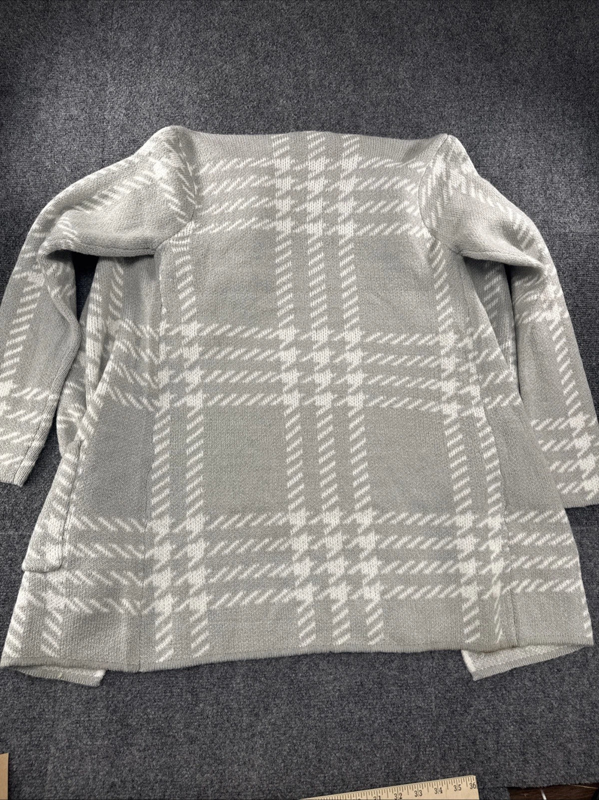 Adrienne Vittadini Plaid Fringe Cardigan Gray White Open Front Small Cozy