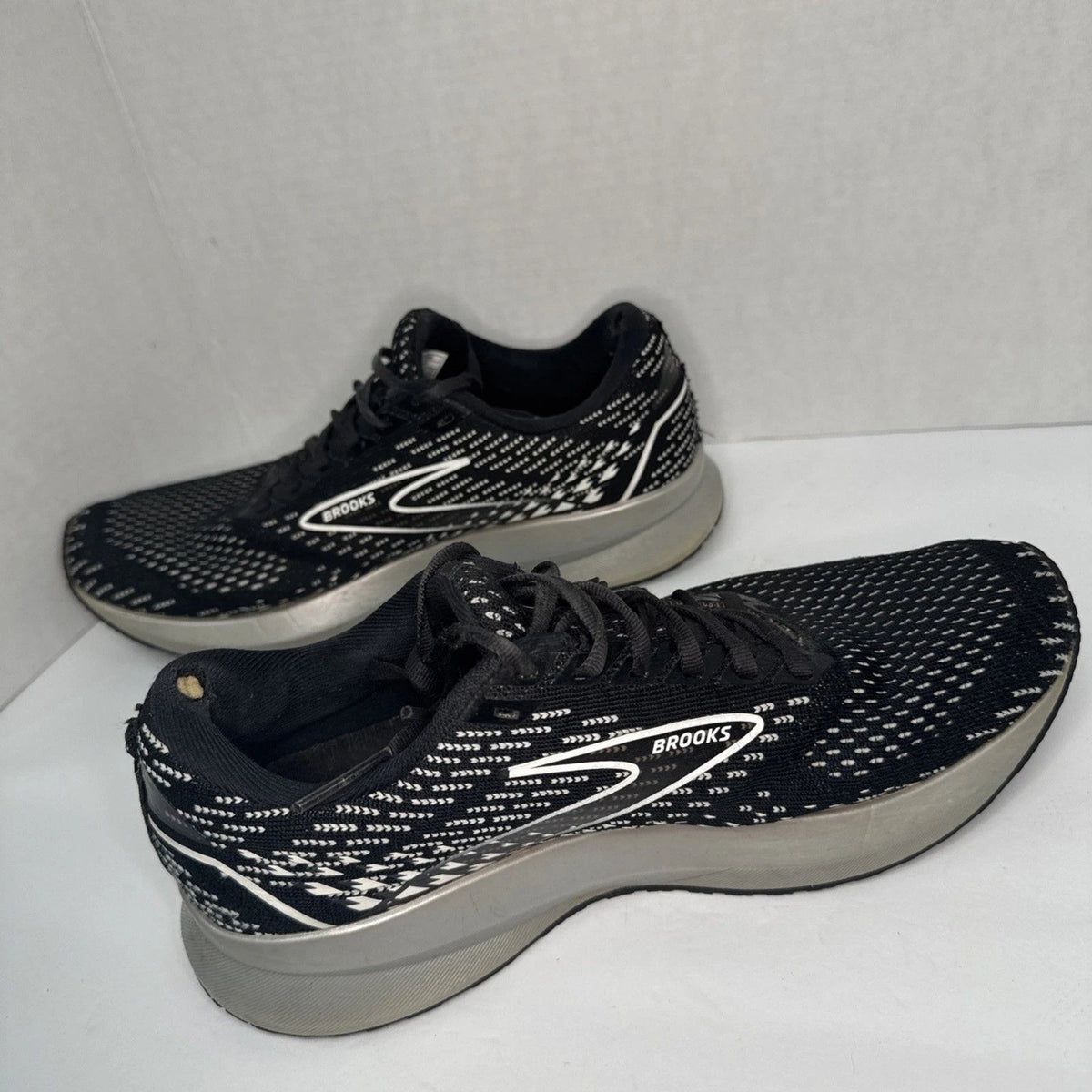 Brooks Levitate 5 Women’s 9 B Black Running Shoes 1203571B090 Heel Damage