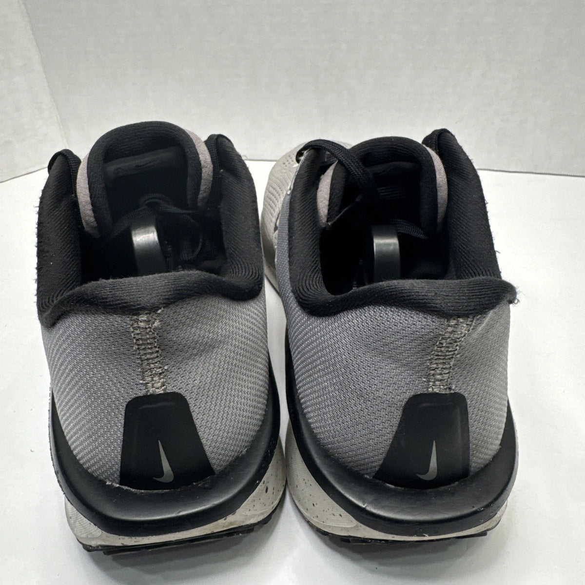 Nike Quest 6 Men’s 10.5 Running Shoes Gray Black IB4002-014 Good Condition