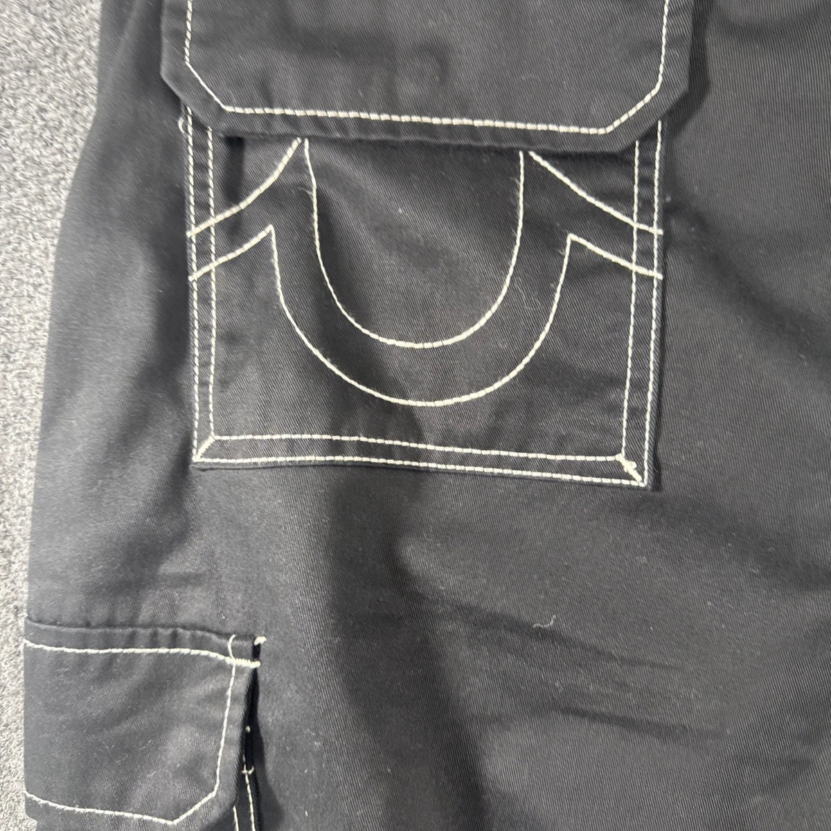 True Religion Mens 34x32 Black Cargo Pants Contrast Stitch Horseshoe NWT