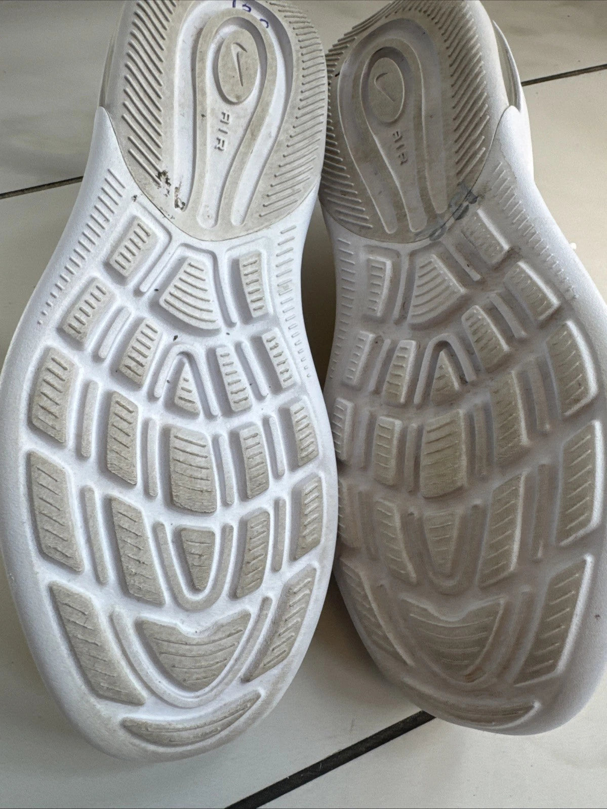 Nike Air Max Axis AA2168-103 Women's 8.5 White Black Gold Sneakers