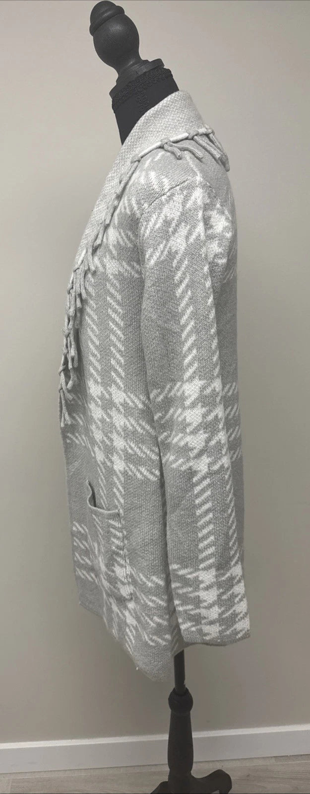 Adrienne Vittadini Plaid Fringe Cardigan Gray White Open Front Small Cozy