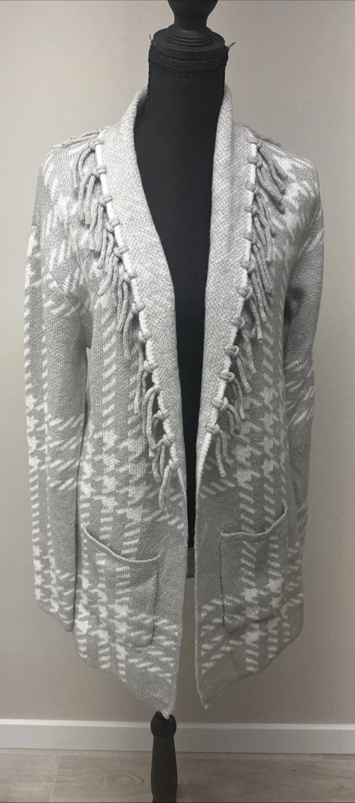 Adrienne Vittadini Plaid Fringe Cardigan Gray White Open Front Small Cozy