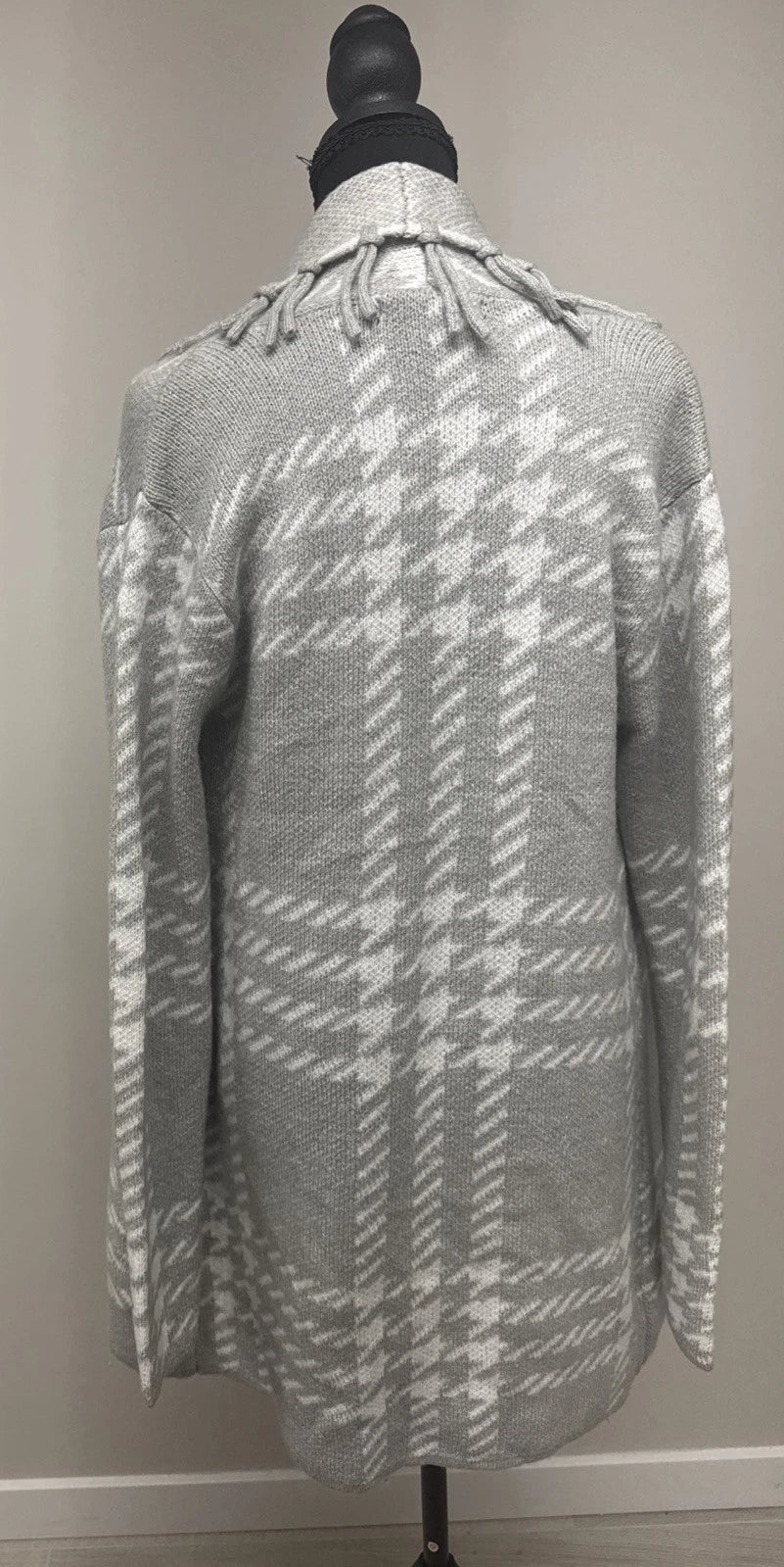 Adrienne Vittadini Plaid Fringe Cardigan Gray White Open Front Small Cozy