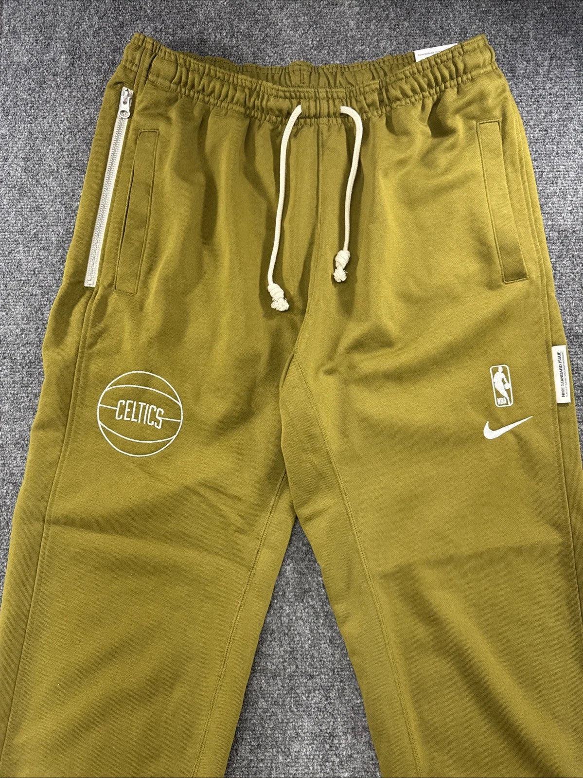Nike NBA Boston Celtics Team Travel Issued Olive Sweatpants Men’s Large Dri-FIT