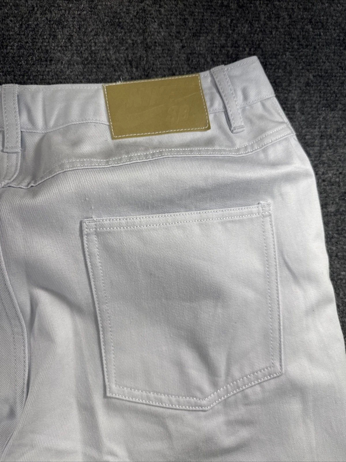 Nike SB Loose Fit Skate Pants Men’s 30 Light Gray Straight Leg NWT