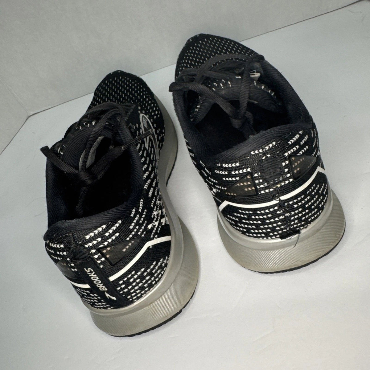 Brooks Levitate 5 Women’s 9 B Black Running Shoes 1203571B090 Heel Damage