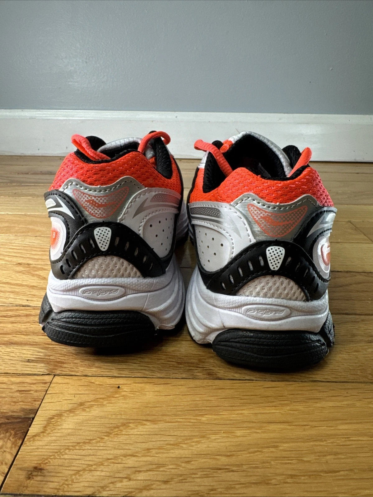 Saucony Omni 9 KDZ Big Kids 4.5 Orange Gray Black Retro Sneakers EUC