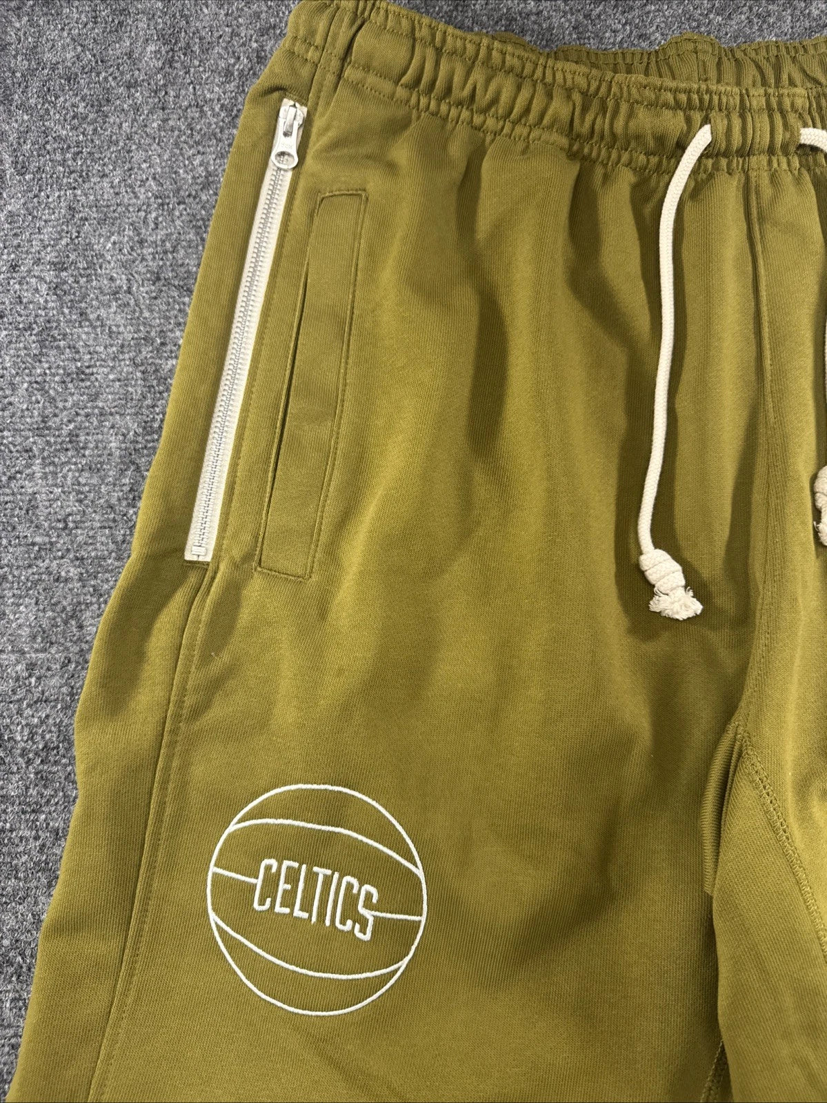 Nike NBA Boston Celtics Team Travel Issued Olive Sweatpants Men’s Large Dri-FIT