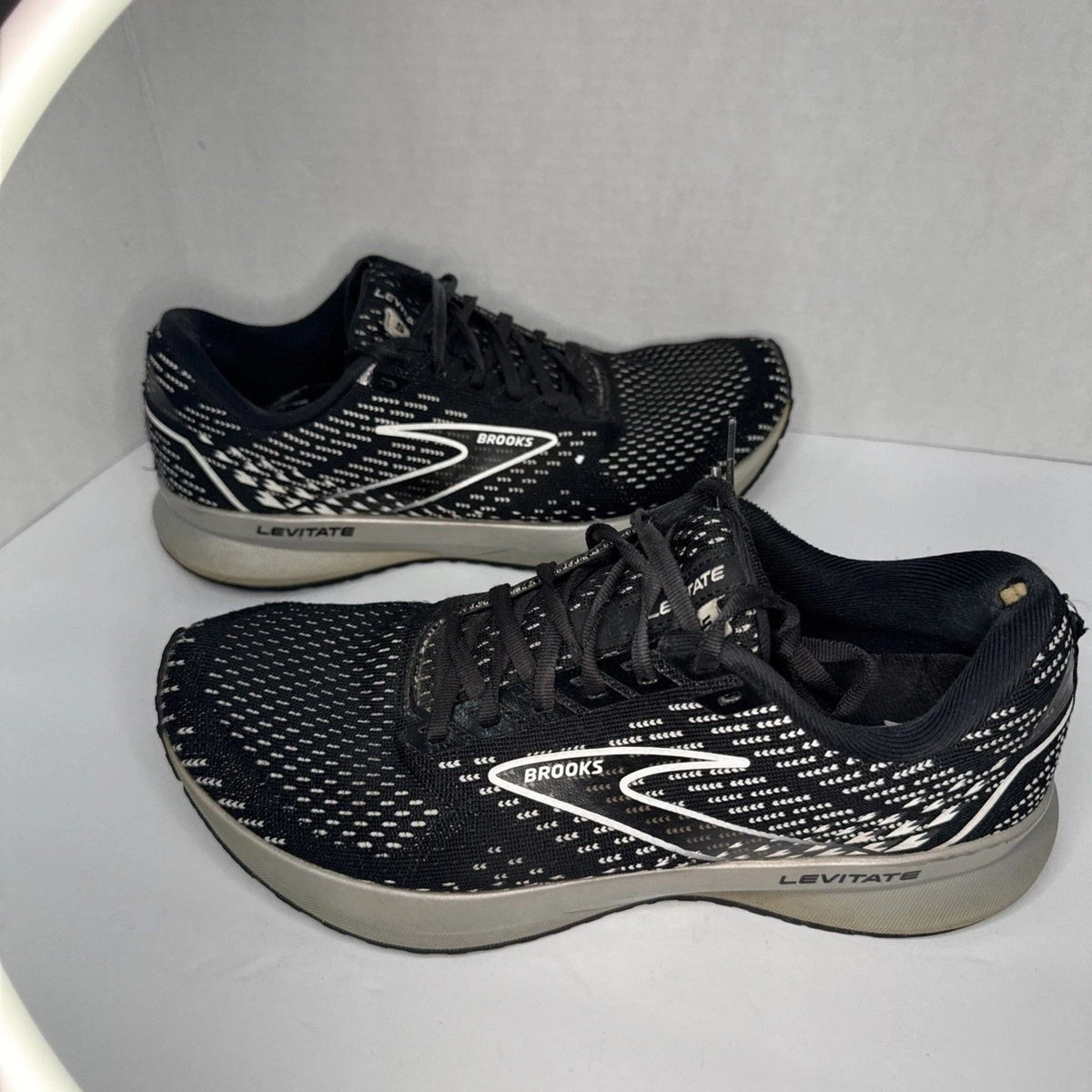 Brooks Levitate 5 Women’s 9 B Black Running Shoes 1203571B090 Heel Damage