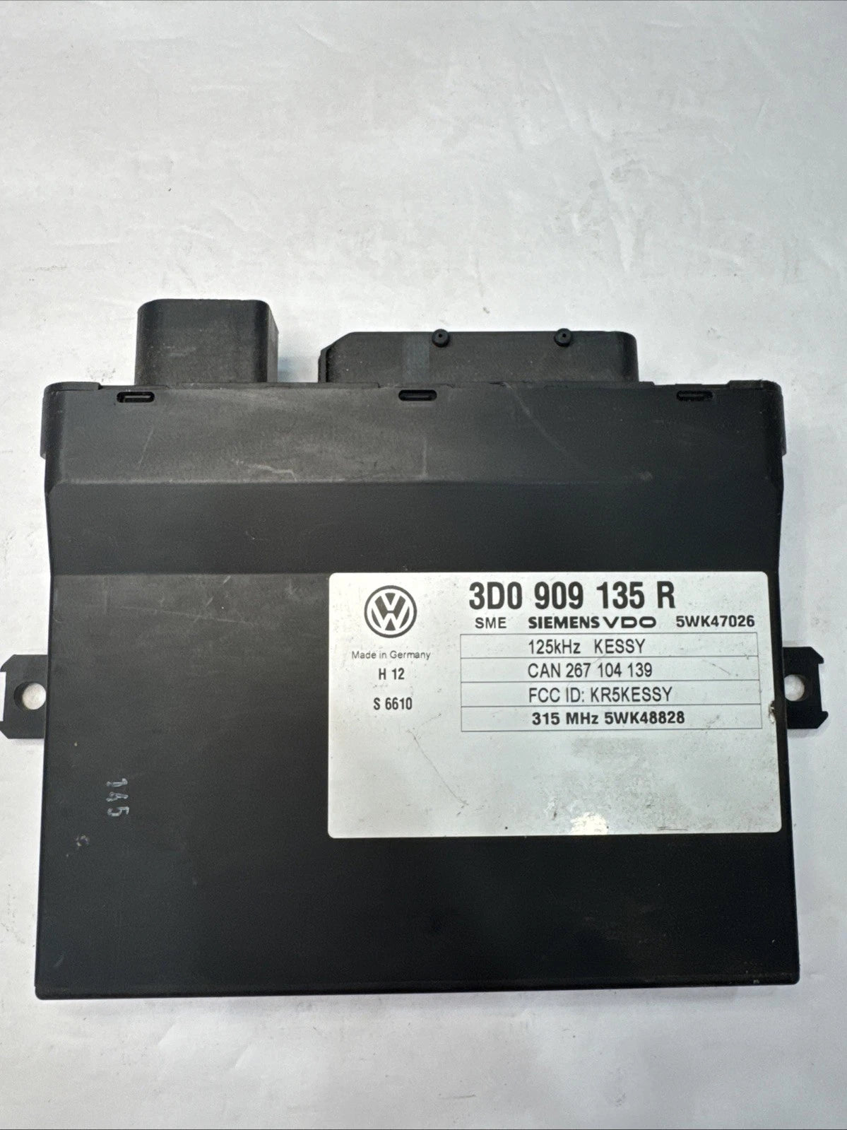 VW Bentley KESSY Keyless Entry Start Module 3D0909135R Siemens 5WK47026 OEM