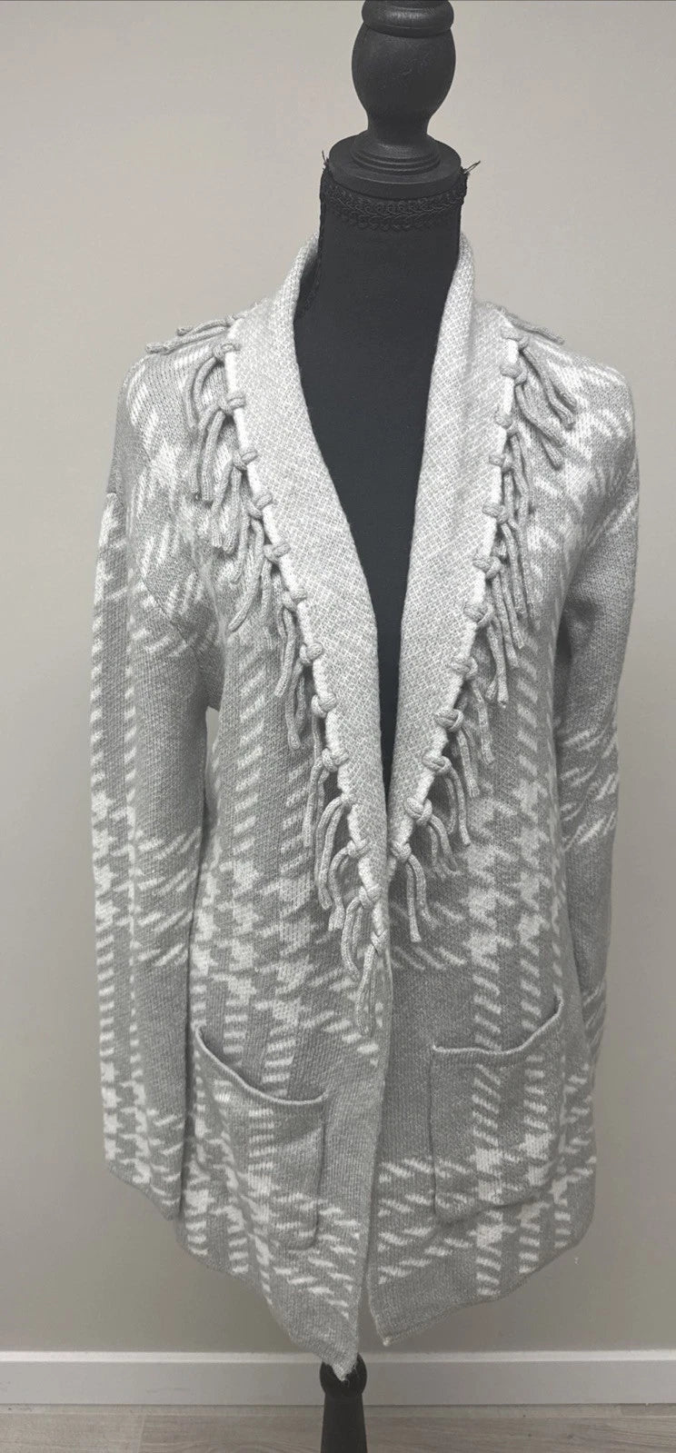 Adrienne Vittadini Plaid Fringe Cardigan Gray White Open Front Small Cozy