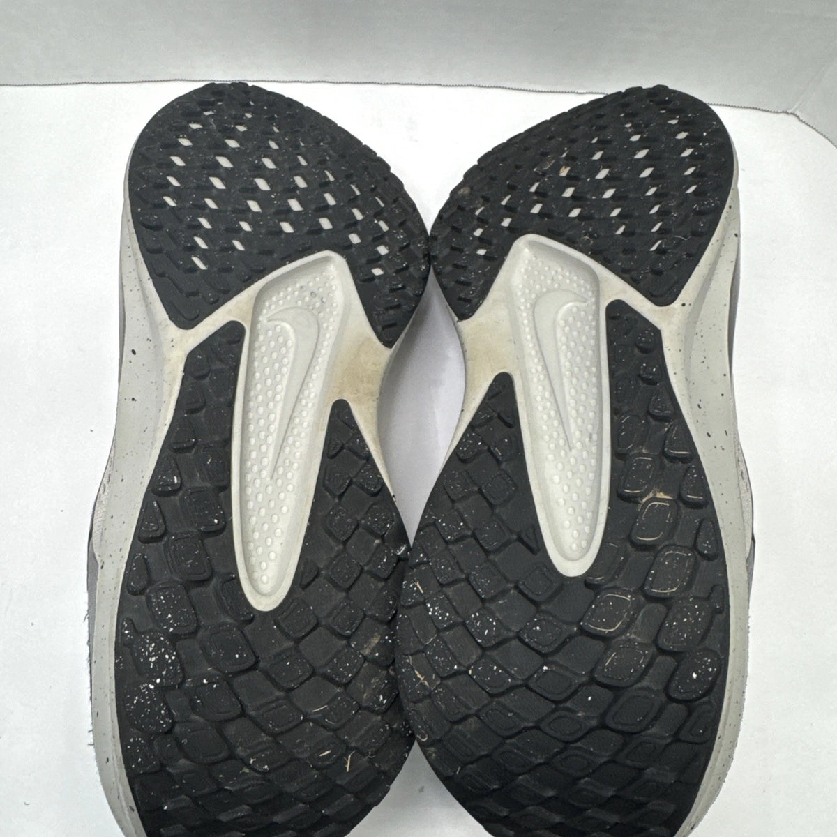 Nike Quest 6 Men’s 10.5 Running Shoes Gray Black IB4002-014 Good Condition