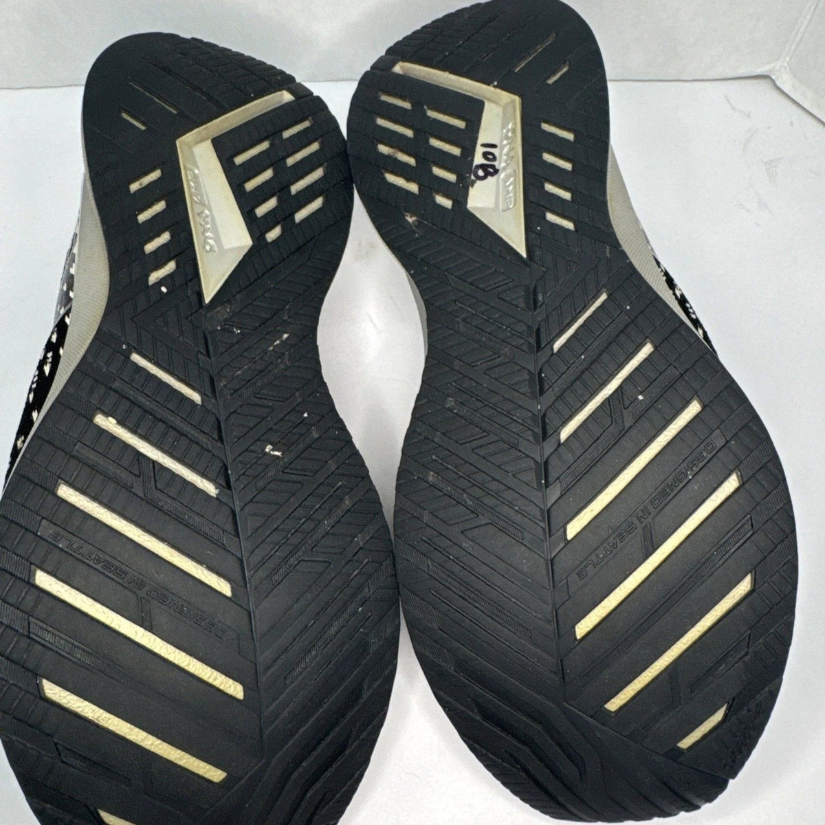 Brooks Levitate 5 Women’s 9 B Black Running Shoes 1203571B090 Heel Damage
