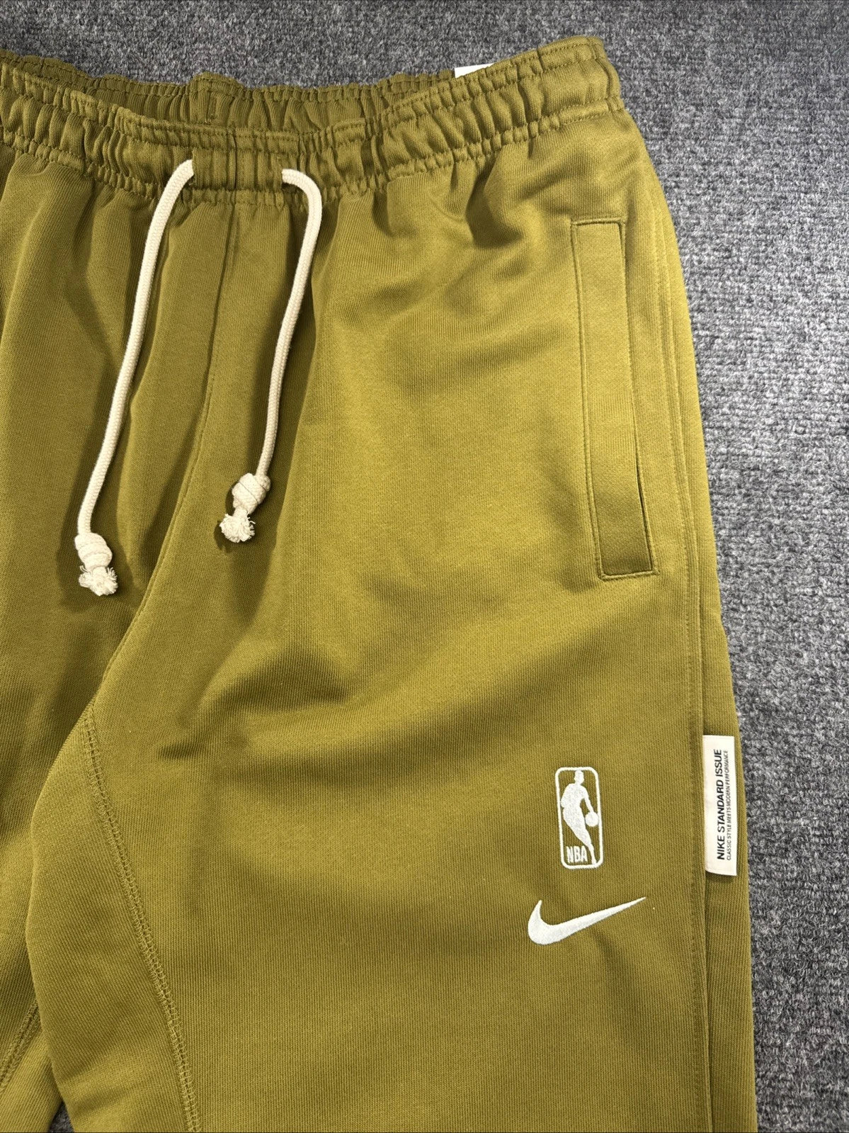 Nike NBA Boston Celtics Team Travel Issued Olive Sweatpants Men’s Large Dri-FIT