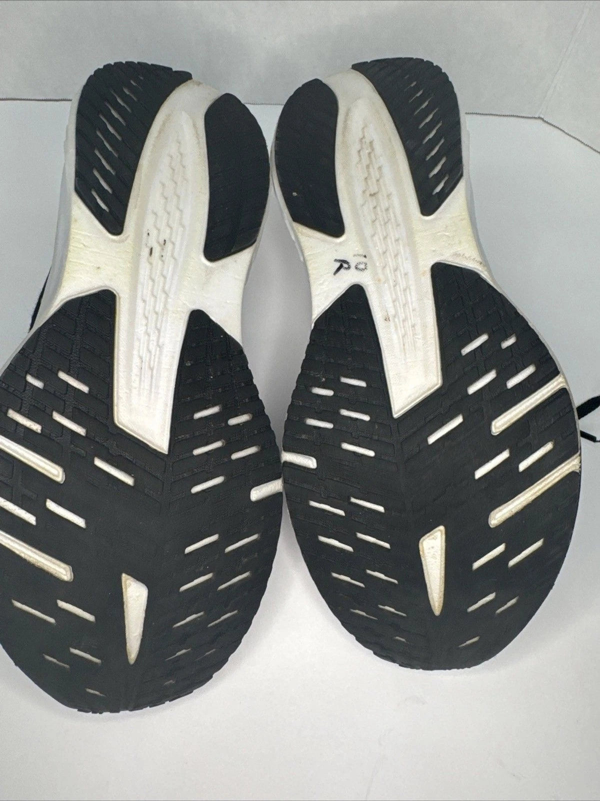 Brooks Launch 11 Women’s 8.5 Black White Running Shoes 1204391B087