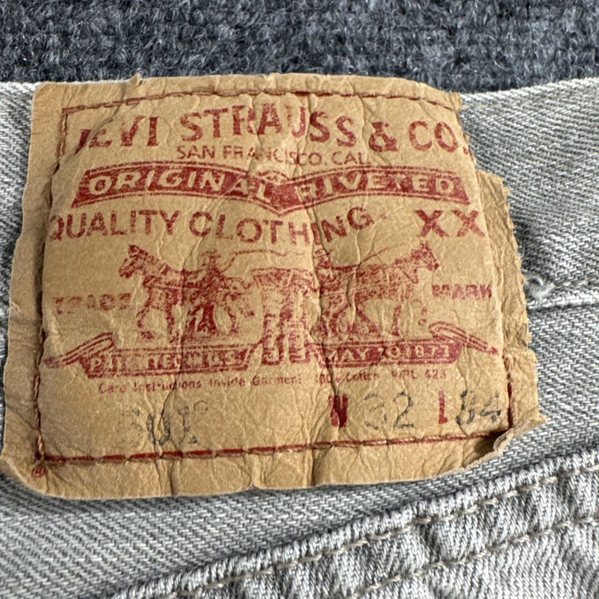 Levis 501 Original Jeans Mens 32x32 Gray Light Wash Button Fly Straight Denim