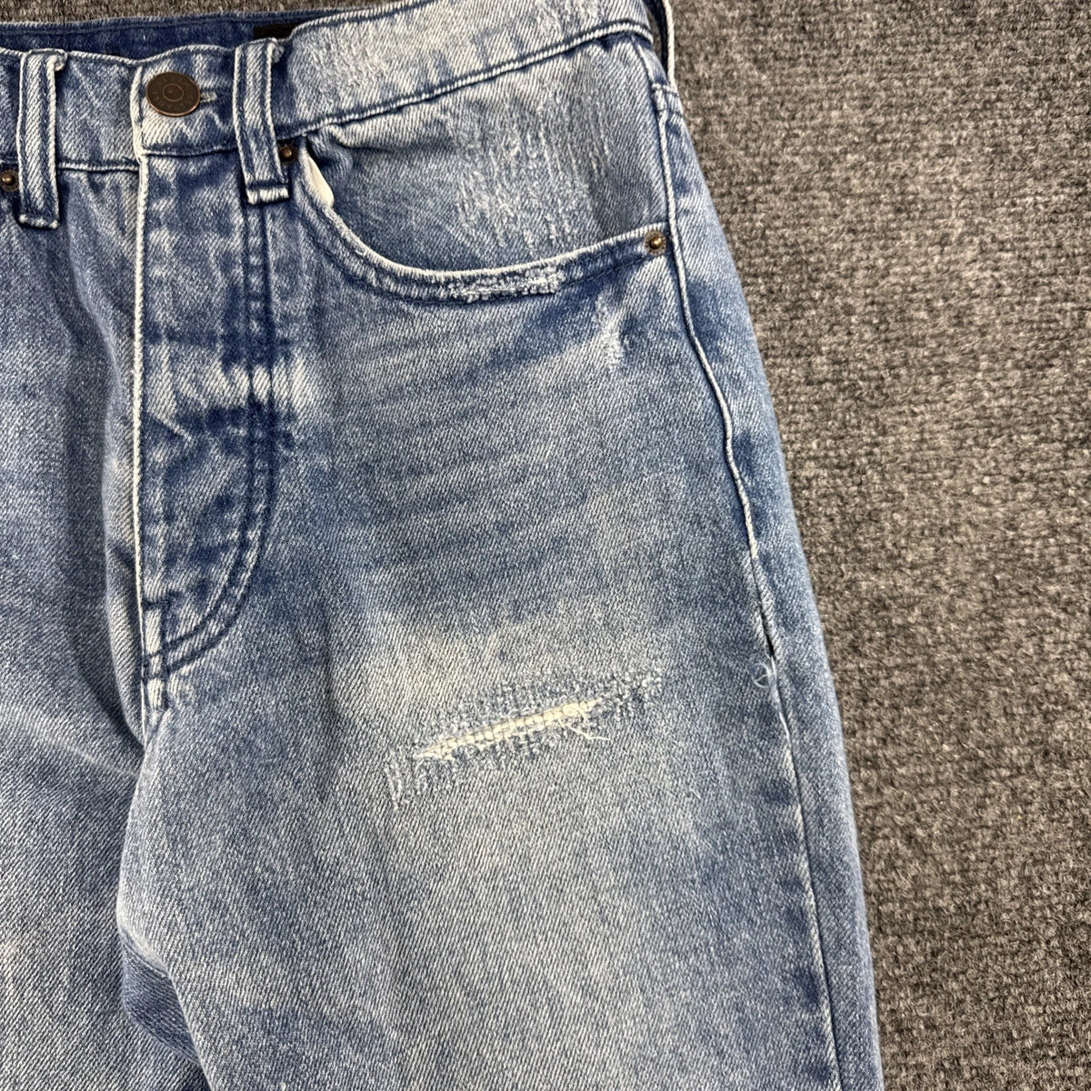 Armani Exchange AX J51 Carrot Jeans Distressed Light Wash Size 24 NWOT